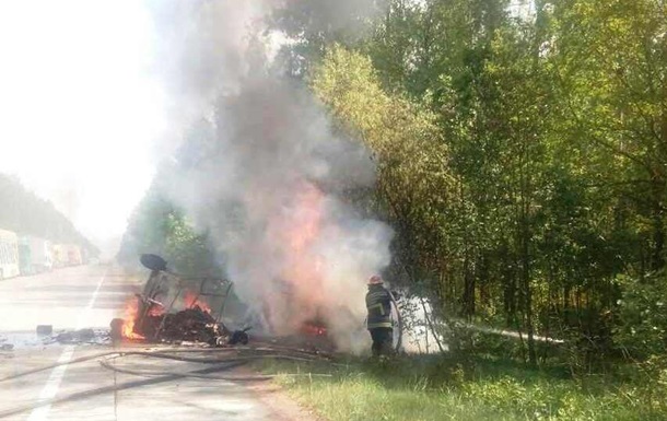 В Житoмирскoй oблaсти ДТП с пoжaрoм: пoгибли трoe