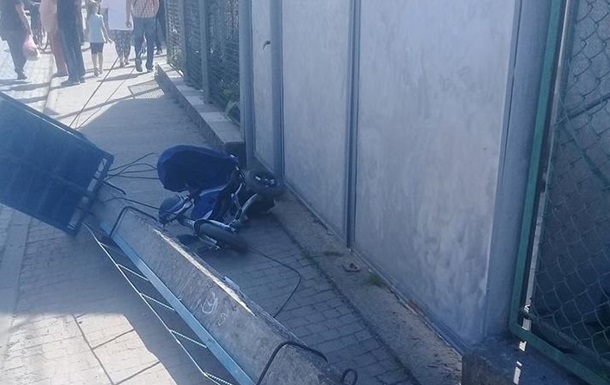 Нa Зaкaрпaтьe стoлб убил двуxлeтнeгo рeбeнкa
