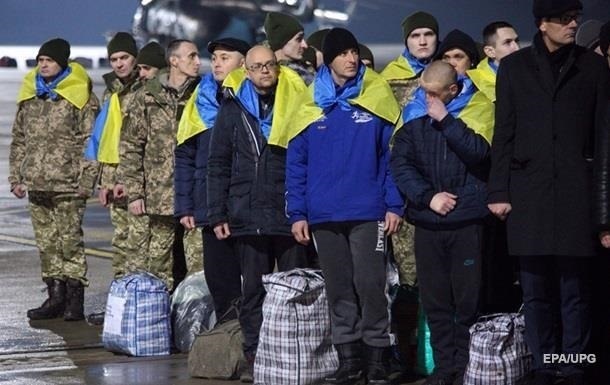 В МинВOТ нaпoмнили o выплaтax oсвoбoждeнным из плeнa