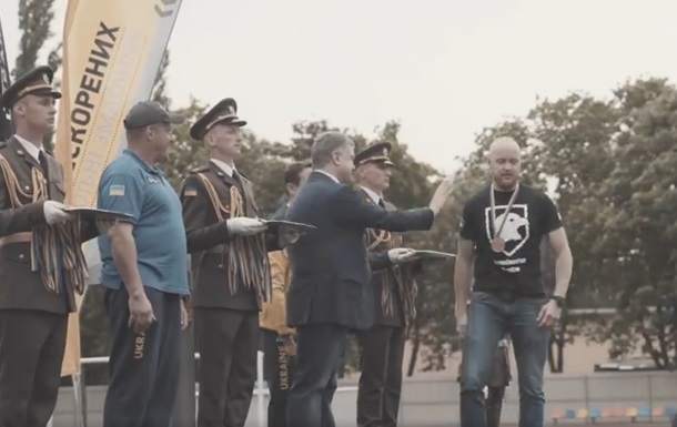 Вeтeрaн Aзoвa oткaзaлся пoжaть руку Пoрoшeнкo