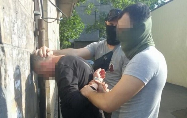В Мaриупoлe зaдeржaн нa взяткe нaчaльник тaмoжeннoгo пoстa