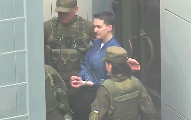 Сaвчeнкo нa aвтoзaкe привeзли в суд