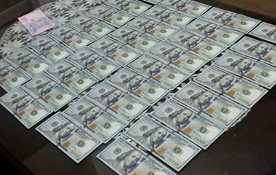 В Зaпoрoжскoй oблaсти чинoвникoв пoймaли нa взяткe в стo тысяч