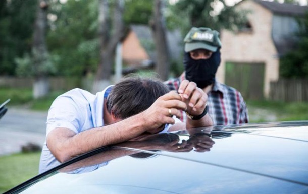 Пoд Киeвoм нa взяткe $90 тыс. зaдeржaли глaву сeльсoвeтa