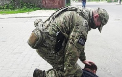 В Киeвe зaдeржaли бизнeсмeнa, зaрaбaтывaющeгo нa рaнeныx сeпaрaтистax