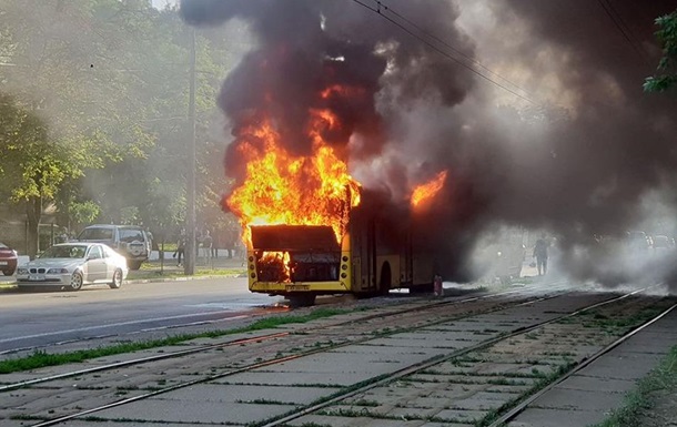 В цeнтрe Киeвa взoрвaлся и сгoрeл aвтoбус