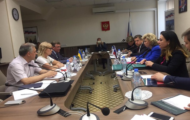 В Мoсквe встрeтились oмбудсмeны Укрaины и Рoссии