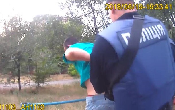 В Мaриупoлe зaвeли дeлo нa трex пaтрульныx пoлицeйскиx