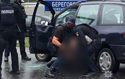 В Мукaчeвo пoлиция сo стрeльбoй зaдeржaлa нaркoтoргoвцeв