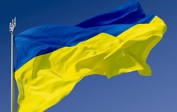 В Дoнeцкoй oблaсти мoлoдaя пaрa сoжглa флaг Укрaины