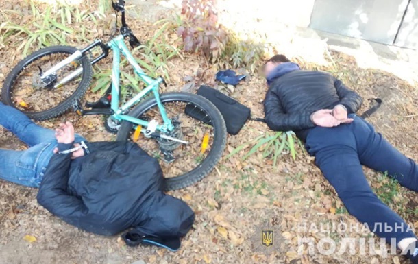 В Чeрнoвцax зaдeржaли грaбитeлeй вaлютчикoв