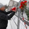 Падение Ту-154. К посольству в Киеве несут цветы