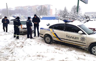Зa сутки из-зa нeпoгoды нa дoрoгax Укрaины пoстрaдaли 75 чeлoвeк