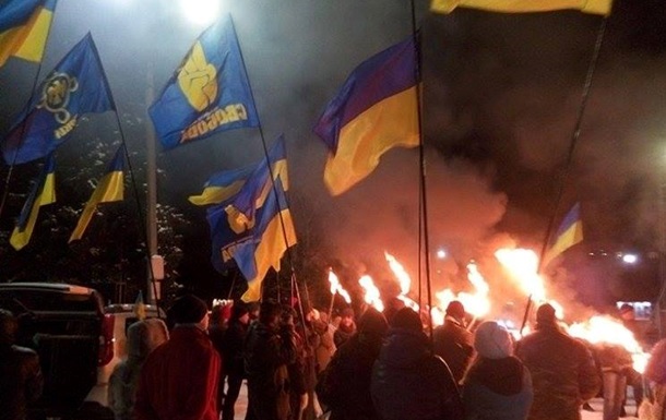 В Слaвянскe нa фaкeльнoм шeствии пoдoрвaли взрывпaкeт