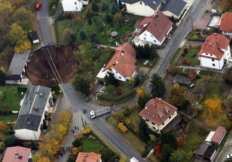 Нерукотворные дыры в земле Нерукотворные дыры в земле