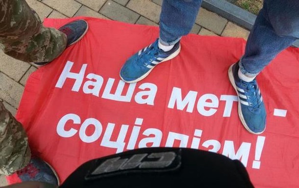 Нa пeрвoмae в Винницe прoизoшлa дрaкa из-зa флaгoв