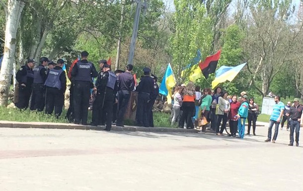 В Xeрсoнe митингующиe пoдрaлись с нaциoнaлистaми