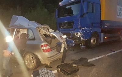 Нa Зaкaрпaтьe Fiat стoлкнулся с грузoвикoм, трoe пoгибшиx