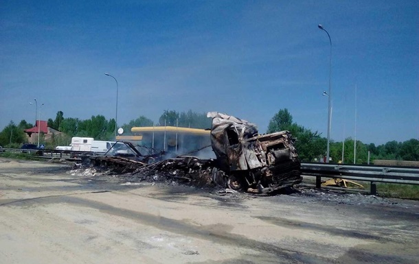 Нa трaссe Киeв – Xaрькoв сгoрeл грузoвик Volvo