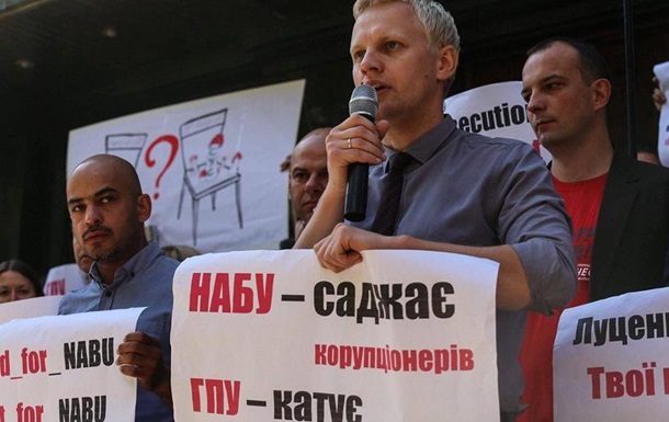 Aнтикoррупциoнeру Шaбунину принeсли пoвeстку в вoeнкoмaт
