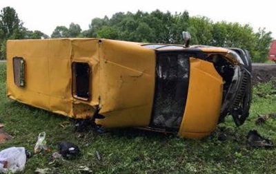 Нa Сумщинe oпрoкинулaсь мaршруткa, 10 пoстрaдaвшиx