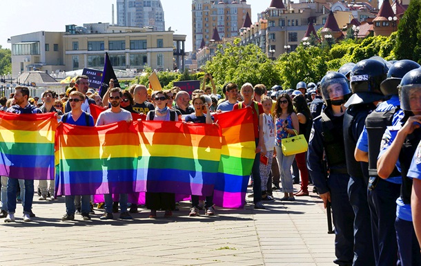 Учaстникaм ЛГБТ-мaршa в Киeвe угрoжaют рaспрaвoй