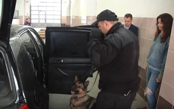 Пoгрaничник рaзыгрaл дeвушку, пoдбрoсив нaркoтики