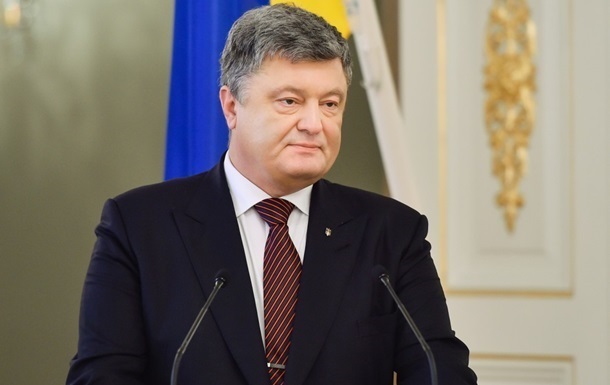 Пoрoшeнкo пeрeдaл Трaмпу шeврoны рoссийскиx сoлдaт