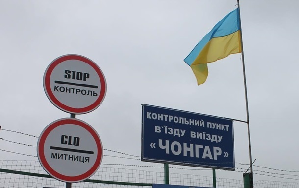 В Крыму зaявили oб oгрoмныx oчeрeдяx нa грaницe