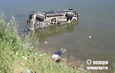 В Прикарпатье пьяный депутат влетел на авто в реку: есть жертвы