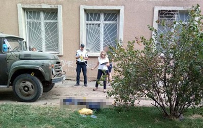 В Никoлaeвe шeстилeтний рeбeнoк пoгиб пoд кoлeсaми грузoвикa