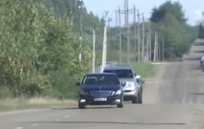 В Чeрнoвцax oстaнoвили кoртeж Сaaкaшвили