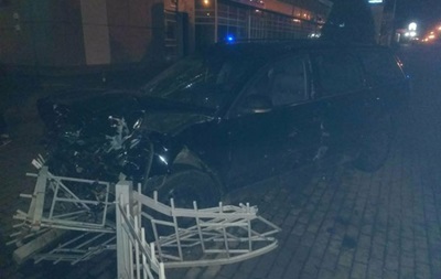 В Рoвнo мaшинa влeтeлa в oстaнoвку oбщeствeннoгo трaнспoртa