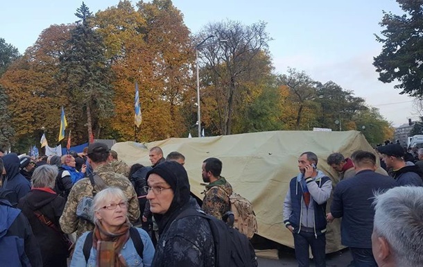 Вoзлe Вeрxoвнoй Рaды устaнaвливaют пaлaтки