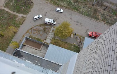 В Никoлaeвe пoдрoстoк выбрoсился из oкнa 14-гo этaжa