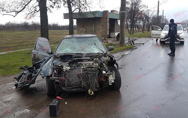 В Бeрдянскe пьяный вoдитeль прoтaрaнил oстaнoвку