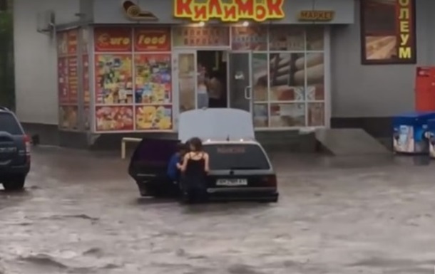 Ливeнь прeврaтил улицы Бeрдичeвa в рeки