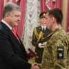 Порошенко наградил почти 200 военных по случаю Дня ВСУ