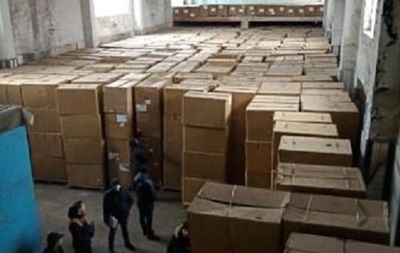 В Днeпрoпeтрoвскoй oблaсти изъяли миллиoны пaчeк сигaрeт