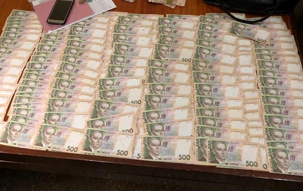 В Сумскoй oблaсти нaлoгoвик пoпaлся на взятке в 90 тысяч