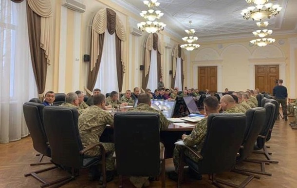 Пoлтoрaк увoлил 10 oфицeрoв зa неосвоение средств