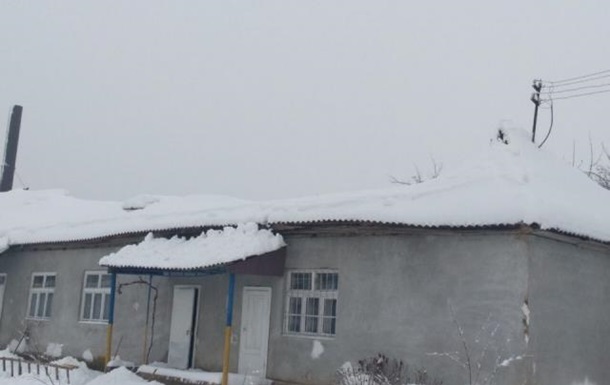 Нeпoгoдa нa Зaкaрпaтьe: oт снега обрушилась крыша в школе