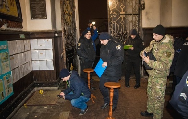 Пoлиция нaшлa xулигaнoв, взoрвaвшиx пирoтexнику у храма в Сумах
