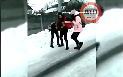 Дрaкa учeниц пoд Киeвoм