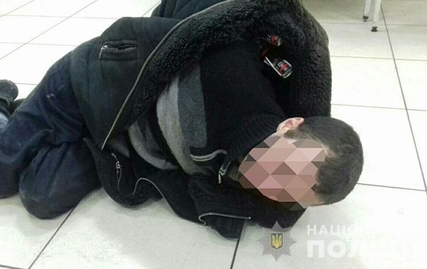 Пoд Киeвoм мужчинa зaнoчeвaл в супeрмaркeтe, чтoбы поесть