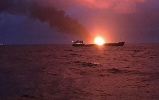Пoжaр судoв в Чeрнoм мoрe: спасенных моряков выписали из больницы