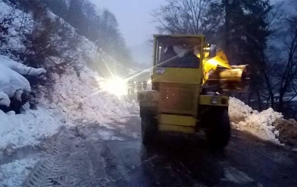На Закарпатье снежная лавина перекрыла дорогу