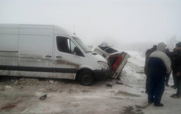 В Харьковской области микроавтобус врезался в авто: есть жертвы