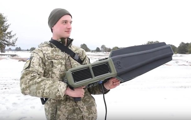 Украинские военные испытывают глушилку дронов