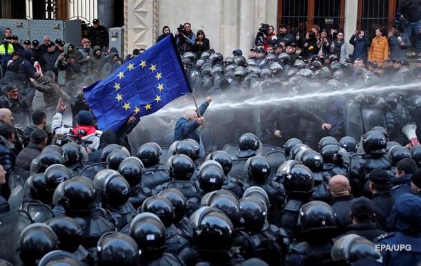 Жесткий разгон. Грузины протестуют за выборы